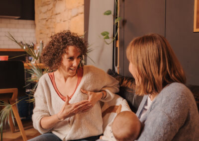 Une conseillère en lactation en séance avec une jeune maman à Morestel.