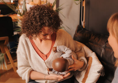 Charlène Berthon montre les positions d'allaitement a une future maman en Nord-Isère.