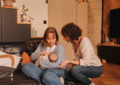 Charlène Berthon doula est en consultation allaitement avec une jeune maman en Nord-Isère.