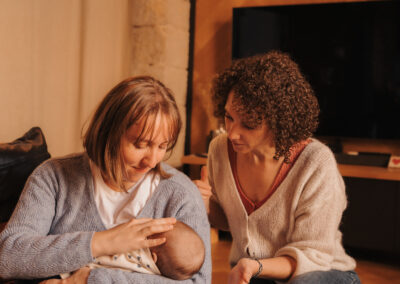 Charlène Berthon doula est en consultation allaitement avec une jeune maman à Morestel.