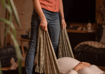 Une doula berce une femme enceinte dans ses rebozo.