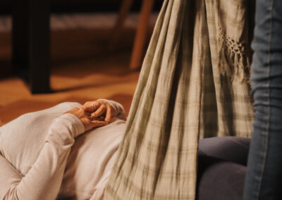 Charlène Berthon fait un soin rebozo a une femme en Nord-Isère.