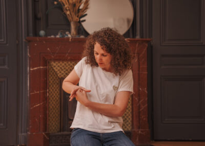 Charlène Berthon doula lors d'un atelier de portage bébé en Isère