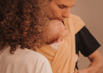 Un papa utilise en porte bébé avec son enfant lors d'un atelier de portage avec Charlène Berthon à Morestel